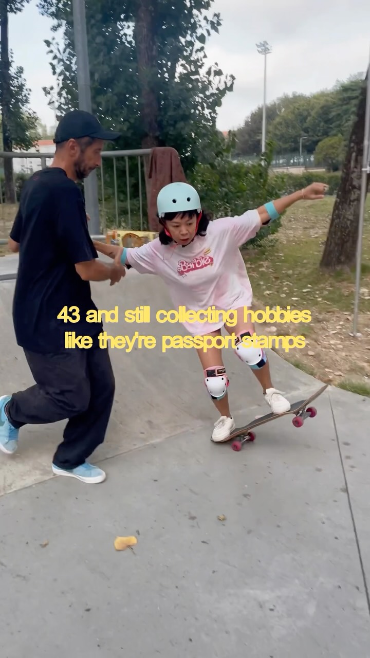 First time at on a skateboard / at a skate park: aged 42 🥲 

#adhdgirls #womenwhoskate #womenover40